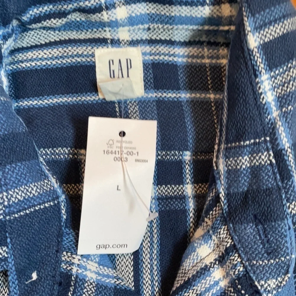 NWT Gap long sleeve button down size L